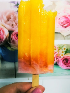 Una foto de Helados de mango y fresas!