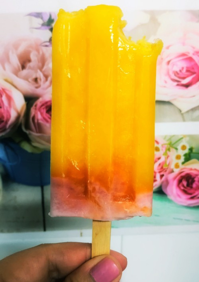 Una foto de Helados de mango y fresas!