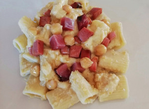 Foto di Mezze maniche con crema di ceci e speck croccante 🌷