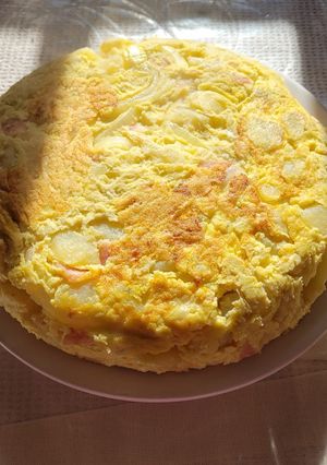 Una foto de Tortilla de papa con jamón y cebolla