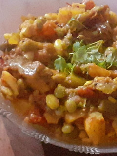 A picture of Tuvar,aloo,baigan, papdi aur tamatar ki mixed sabzi.