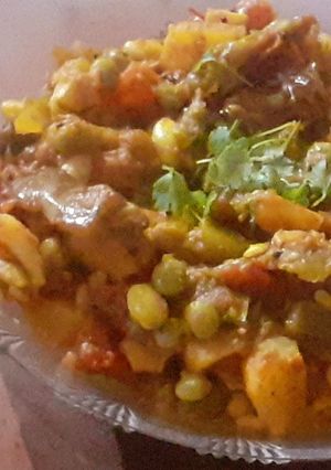 A picture of Tuvar,aloo,baigan, papdi aur tamatar ki mixed sabzi.