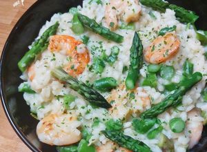 Une photo de Risotto asperges crevettes
