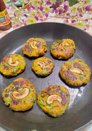 A picture of Matar palak kabab.