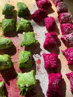 Una foto de Ñoquis de betarraga, espinaca y avena