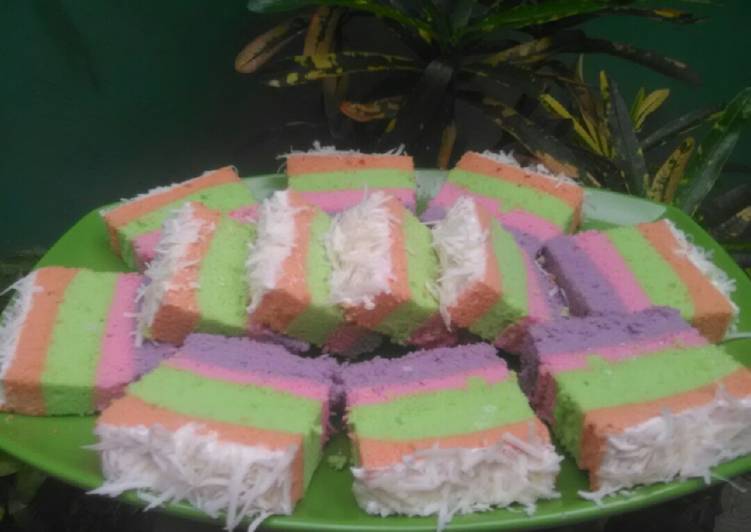 Rainbow cake kukus toping keju