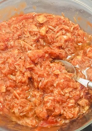 A picture of Mix of tuna, tomato and onion.