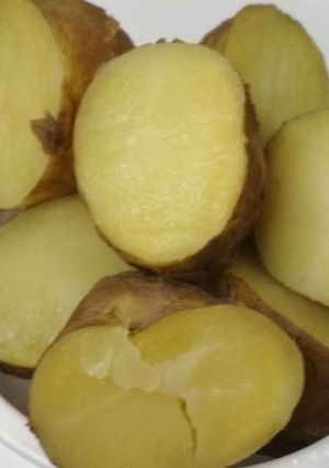 A picture of Boiled potato in microwave.