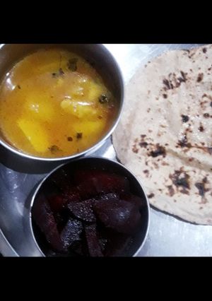 आलू और टमाटर की सब्जी (aloo aur tamatar ki sabzi recipe in Hindi) रेसिपी मुख्य फोटो
