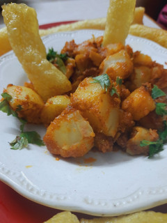 લસણીયા બટાકા (Lasaniya Bataka Recipe In Gujarati) રેસીપી મુખ્ય ફોટો