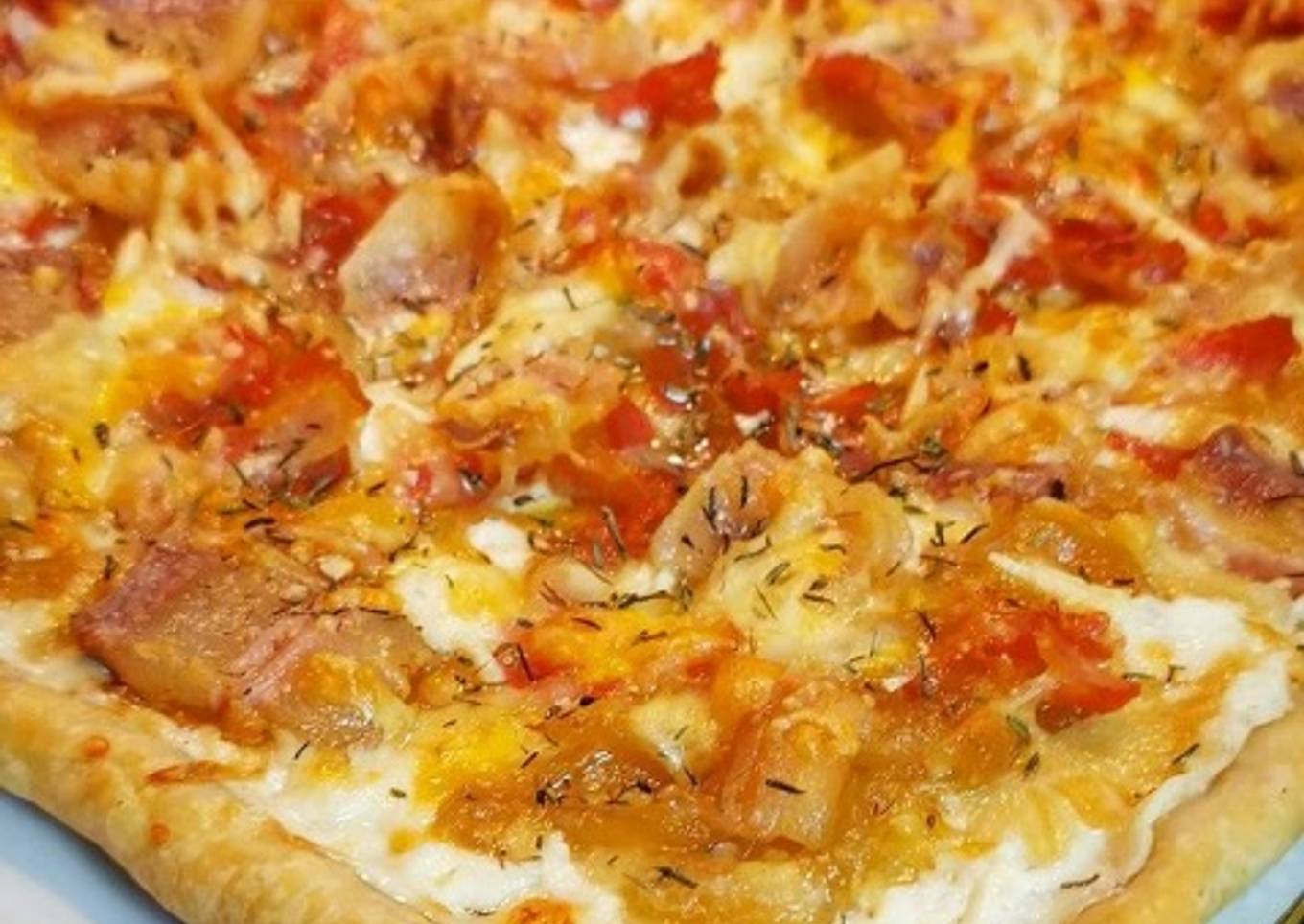 Coca de Cebolla caramelizada, Bacon y Papada ibérica