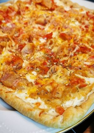 Una foto de Coca de Cebolla caramelizada, Bacon y Papada ibérica