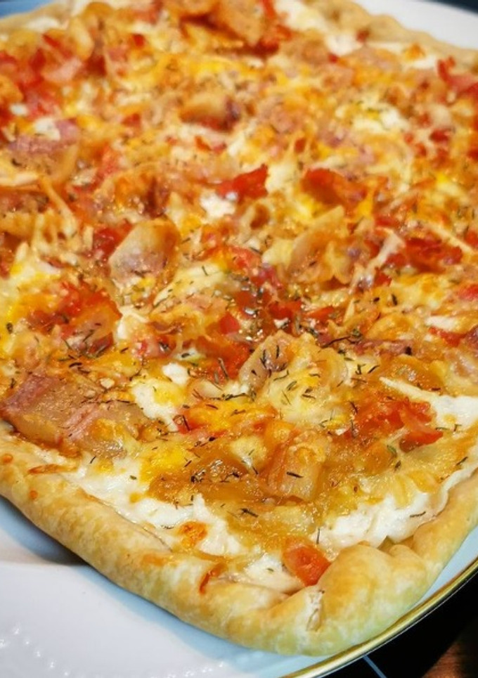 Una foto de Coca de Cebolla caramelizada, Bacon y Papada ibérica