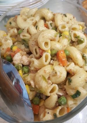 A picture of Chicken vegetable pasta.