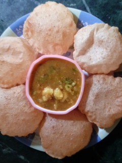 आलू सब्जी और पूरी(aloo sabji or puri recipe in hindi) रेसिपी मुख्य फोटो