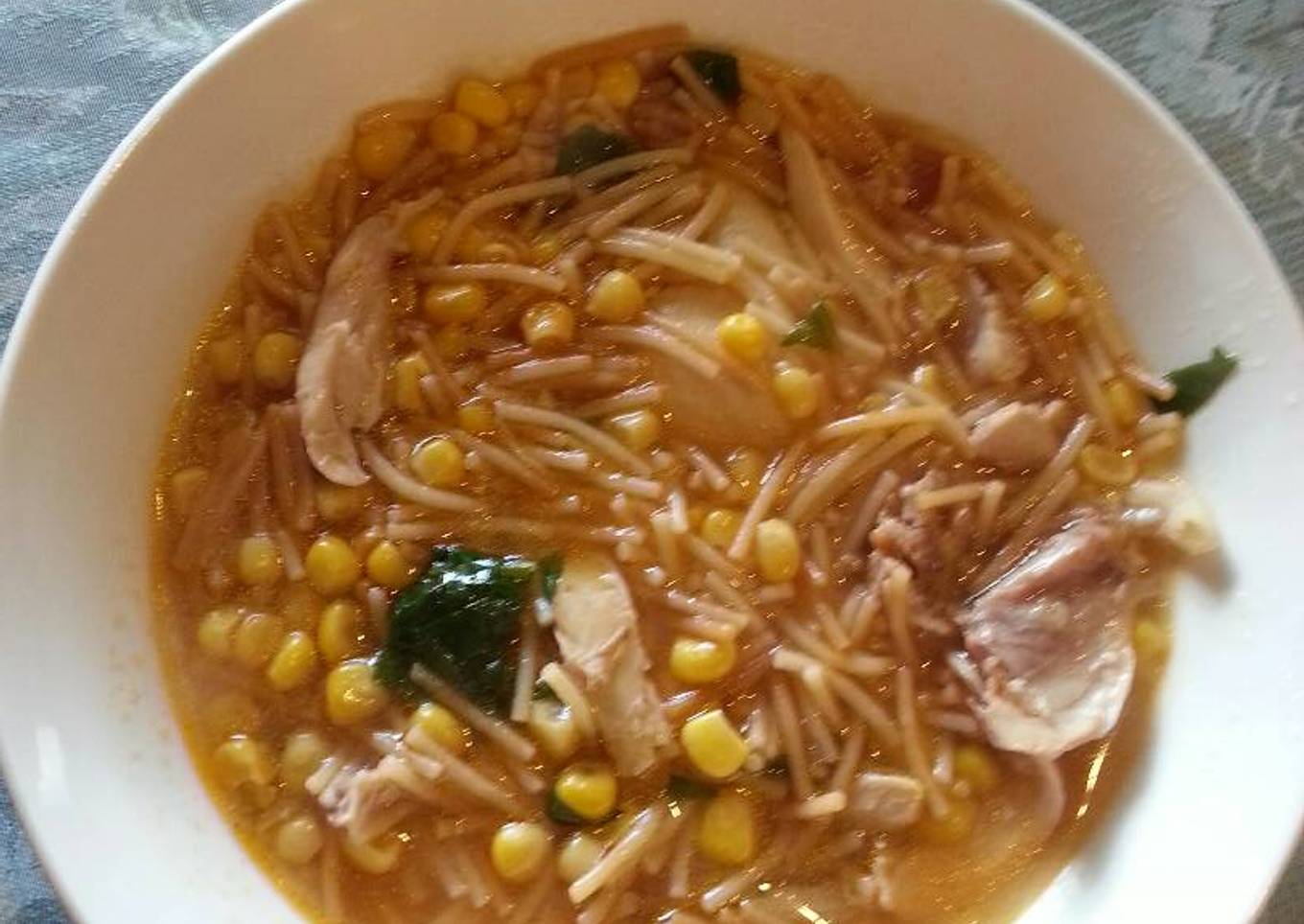 Fideo con elote, espinacas y pollo