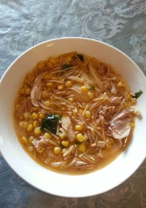 Una foto de Fideo con elote, espinacas y pollo