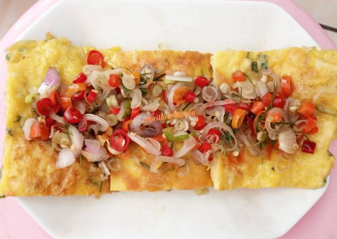 Cara Gampang Menyiapkan Telur dadar sambel matah Anti Gagal