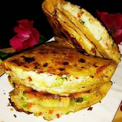 A picture of Roti ke double layer tringle shape pizza.