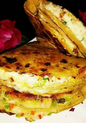 A picture of Roti ke double layer tringle shape pizza.