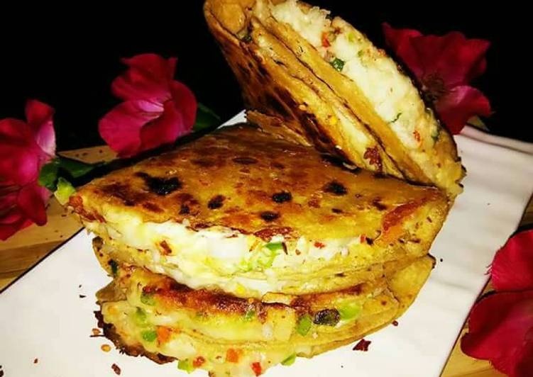 Recipe of Homemade Roti ke double layer tringle shape pizza