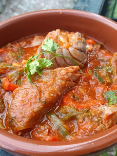 Una foto de Ventresca de bonito con tomate