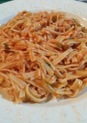Una foto de Spaguettis caseros con salsa de albahaca, ajos y tomates