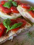 Tigelle ripiene di prosciutto cotto maionese di zucchine,pomodoro, basilico e sale nero di cipro