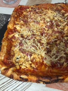 Una foto de Pizza de pollo bacon