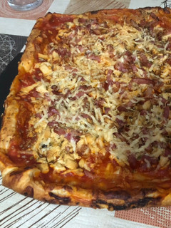Una foto de Pizza de pollo bacon