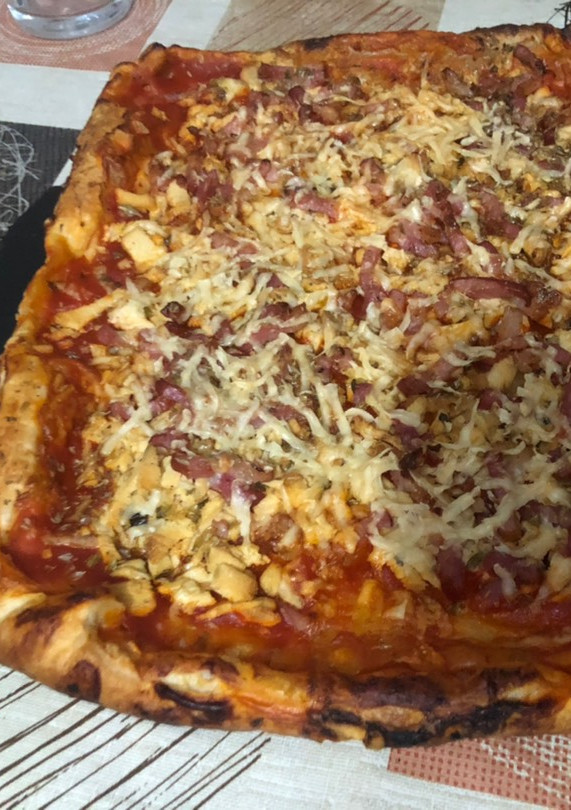 Una foto de Pizza de pollo bacon
