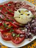 Salade de tomates à l'oignon rouge, jambon blanc, basilic et burrata