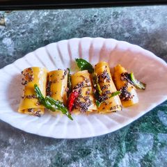 A picture of Khandvi.