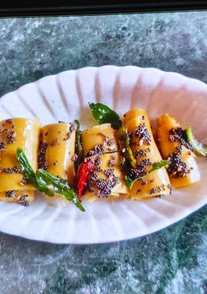 A picture of Khandvi.