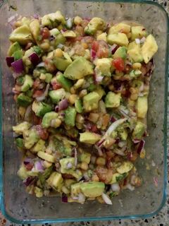 Una foto de Ensalada de aguacate y maíz