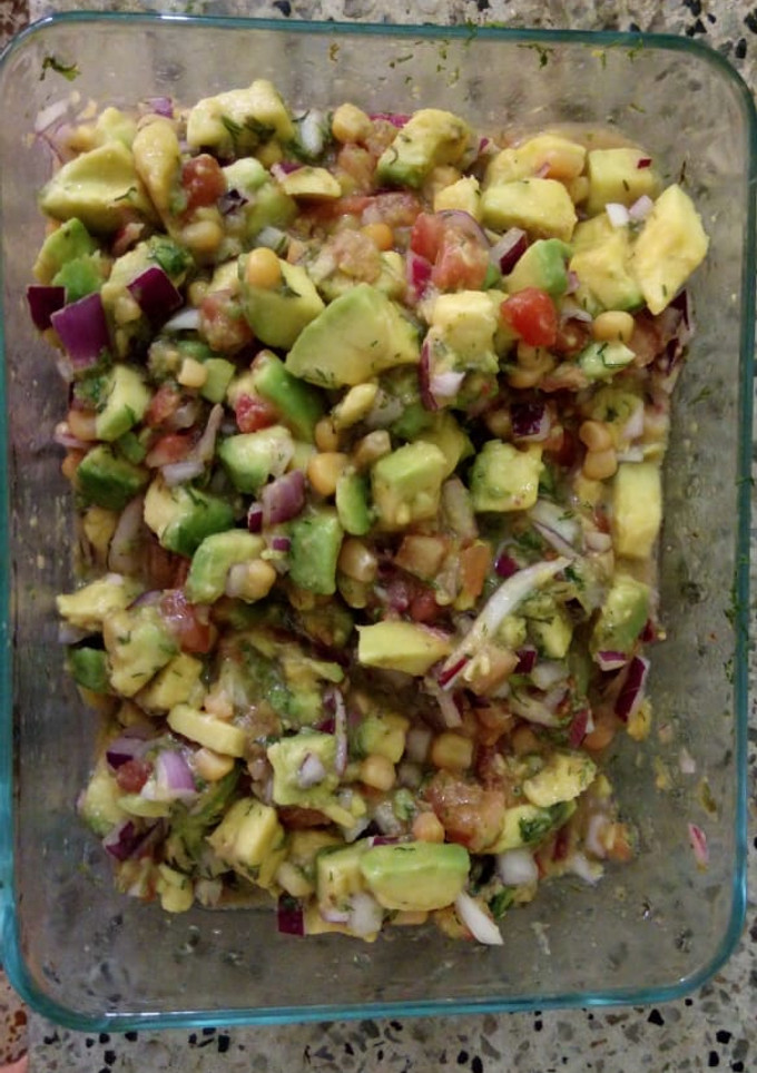 Una foto de Ensalada de aguacate y maíz