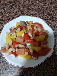 Una foto de Ensalada de mango, salmón y anacardos