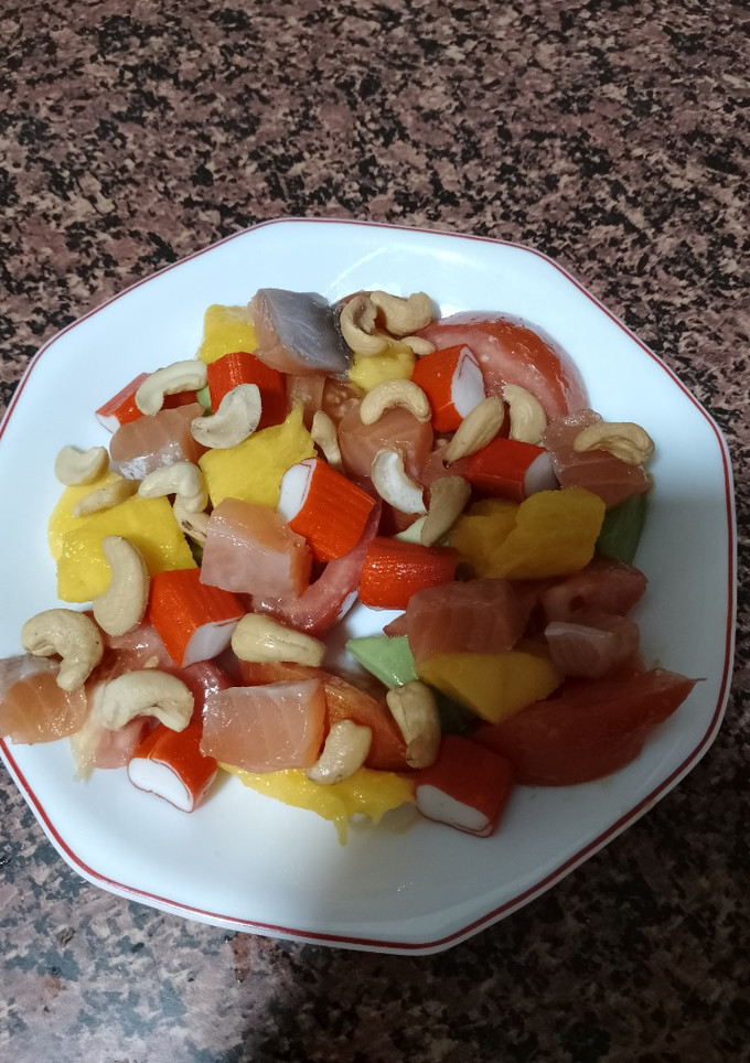 Una foto de Ensalada de mango, salmón y anacardos
