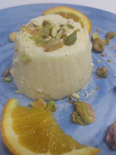 Una foto de FLAN DE NARANJA🍊🍊, con trocitos de pistacho