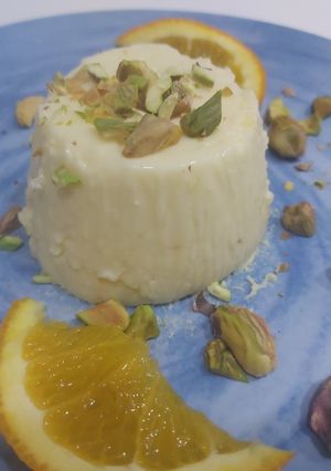 Una foto de FLAN DE NARANJA🍊🍊, con trocitos de pistacho