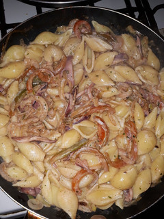 Una foto de Fideos con vegetales y calamar a la crema! Fácil y rápido