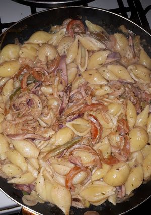 Una foto de Fideos con vegetales y calamar a la crema! Fácil y rápido