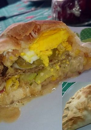 Una foto de Calzone de ternera, huevo, queso y choclo