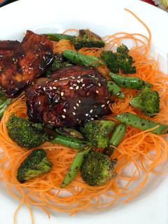 Una foto de Pollo Teriyaki con vegetales salteados