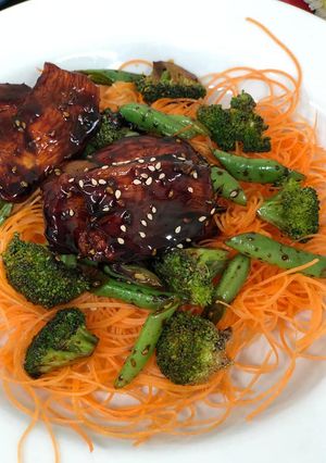 Una foto de Pollo Teriyaki con vegetales salteados