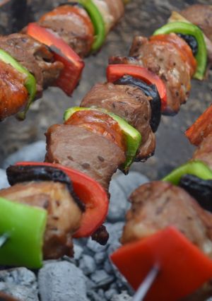 Una foto de Fierritos de bondiola, chorizo y ciruela