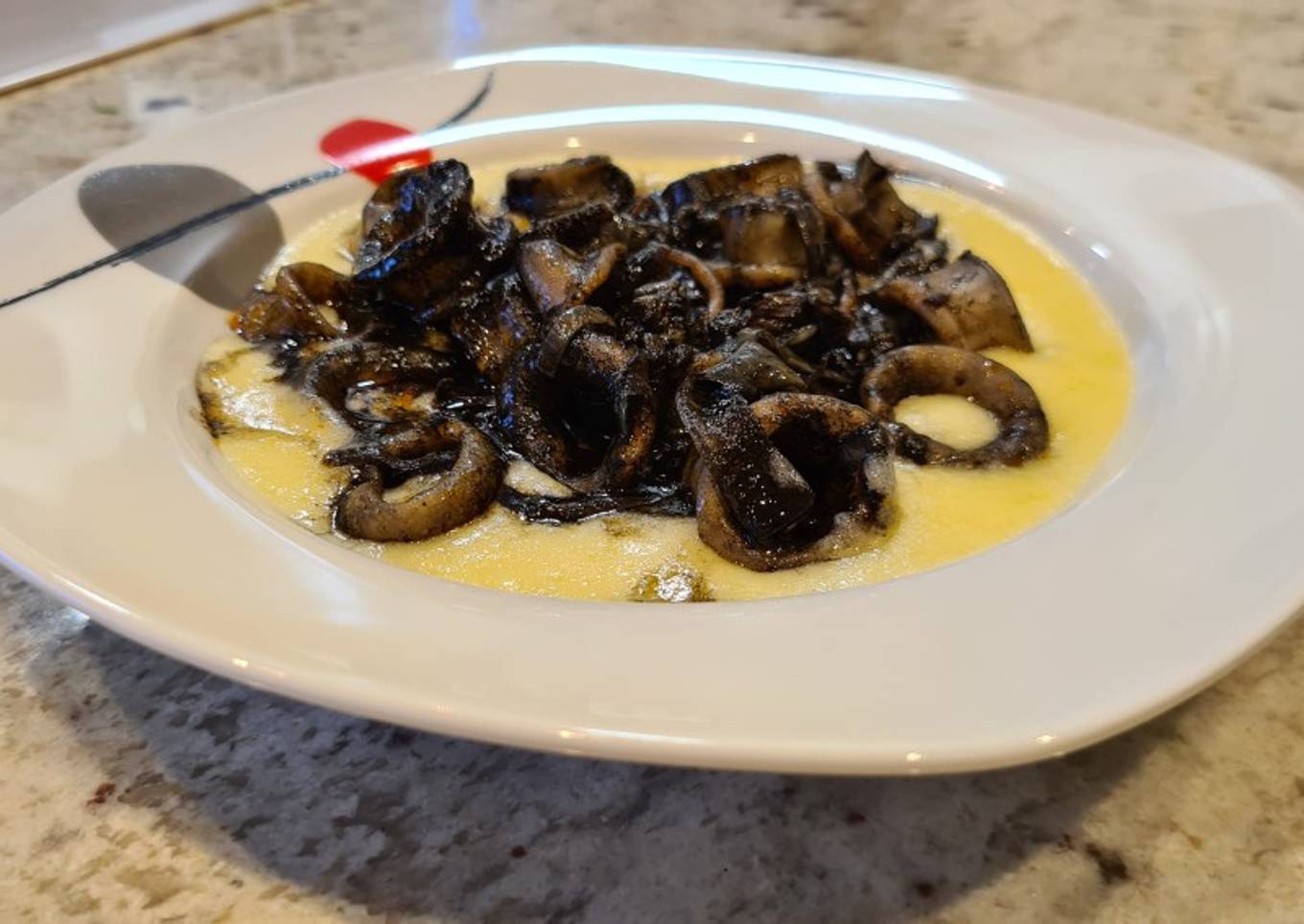 Chipirones encebollados en su tinta