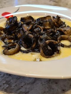 Una foto de Chipirones encebollados en su tinta