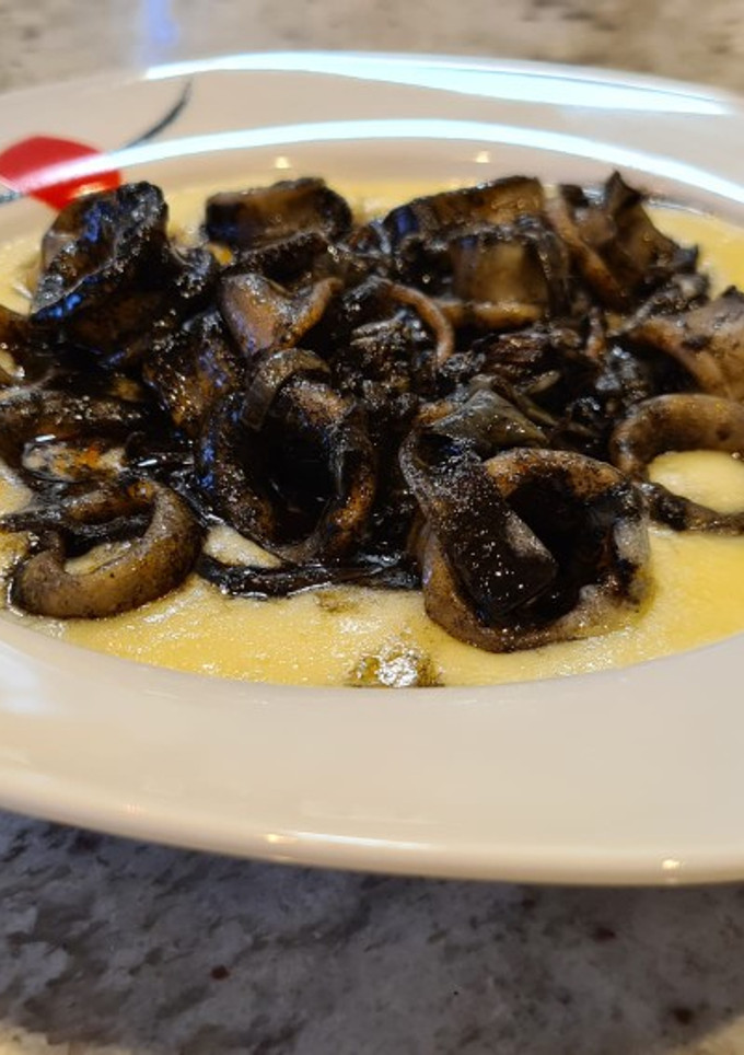 Una foto de Chipirones encebollados en su tinta