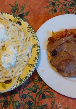 Sajtos tészta sült hússal recept fotója